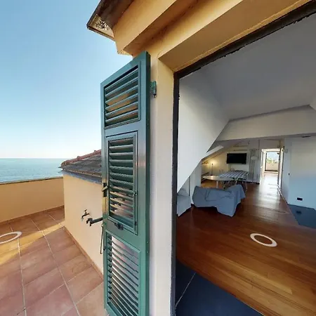 Casa vacanze Attico San Faustino 165 Mq 110 Mq Di Terrazza- In 700 ,vista Mare Strepitosa-100 M Dalla Spiaggia-parking Esclusivo-sky,netflix Rapallo
